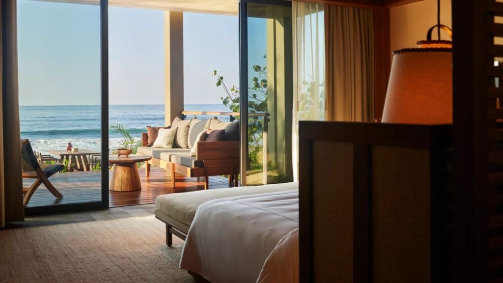 Gemütliche Suite mit Balkon und Meerblick im Rosewood Mandarina Hotel
