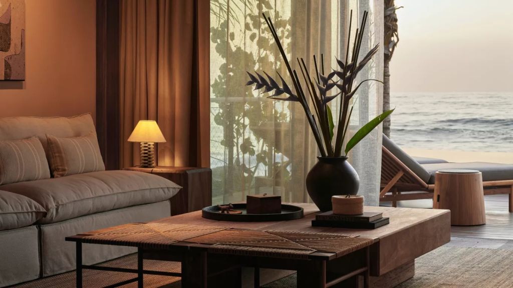 Eleganter Einrichtungstisch mit Dekorationen in einer Suite im Rosewood Mandarina Hotel