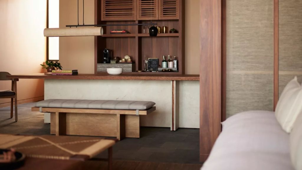 Moderne Minibar und Sitzbank in einer Suite im Rosewood Mandarina Hotel