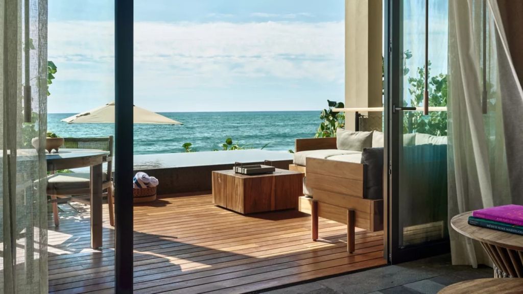Terrasse mit Sitzgelegenheit und Meerblick im Rosewood Mandarina Hotel