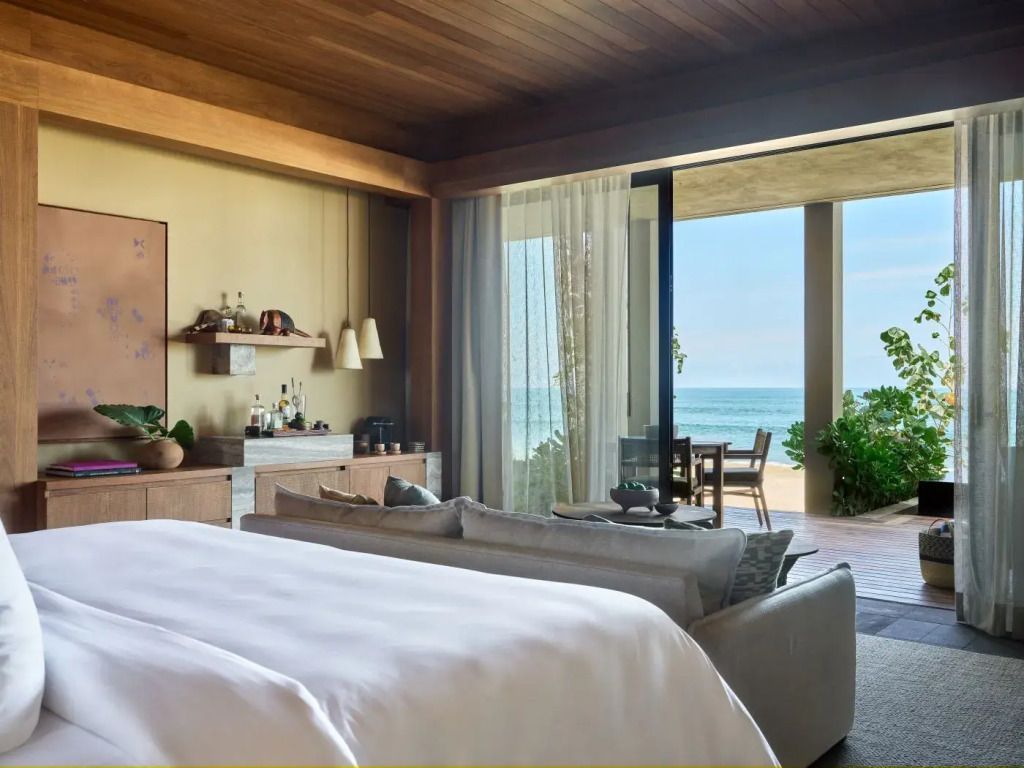 Luxuriöses Premier Studio Suite mit Blick aufs Meer und privater Terrasse.