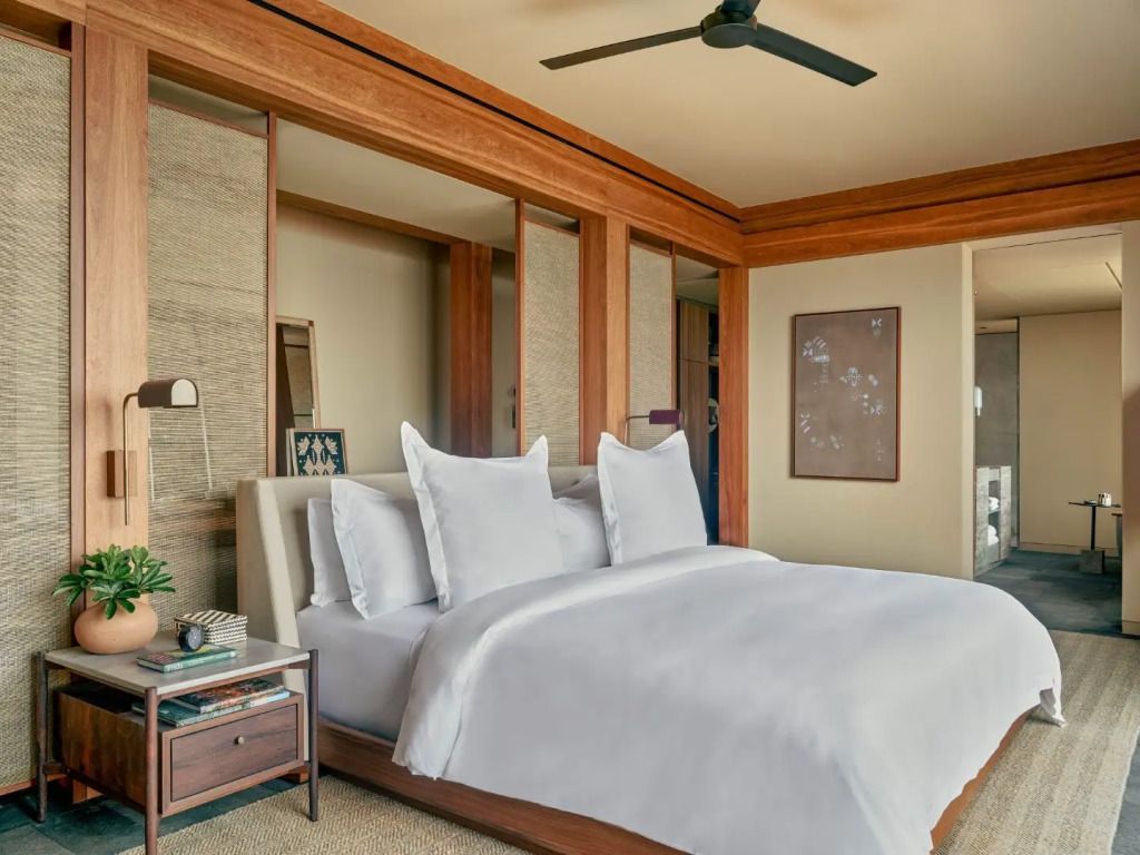 Luxuriöses Schlafzimmer mit Doppelbett und elegantem Dekor.
