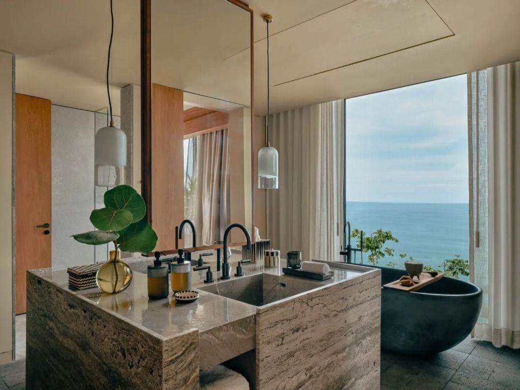 Modernes Badezimmer mit Meerblick und luxuriösen Details.