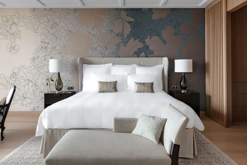 Luxuriöses Schlafzimmer im Apartment mit eleganten Möbeln und stilvoller Tapete