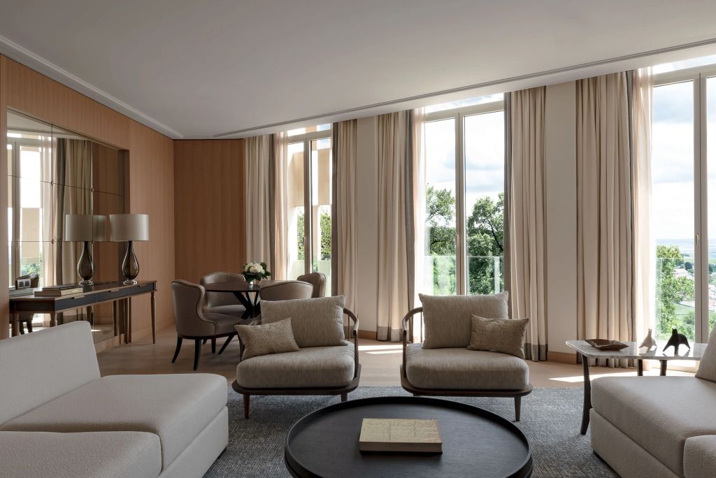 Geräumiges Wohnzimmer im Apartment mit modernen Möbeln und großen Fenstern