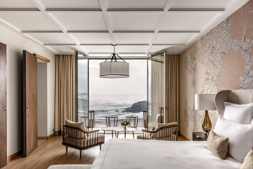 Exklusives Zimmer mit großer Fensterfront und atemberaubendem Ausblick