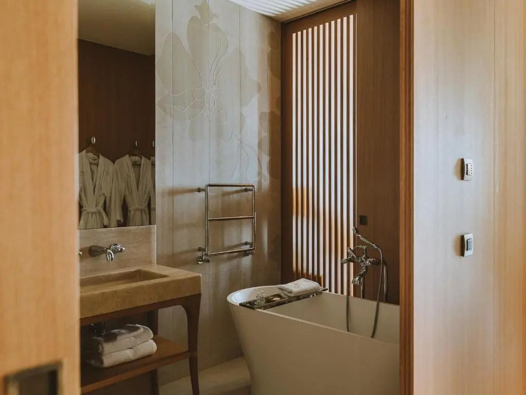 Stilvolles Badezimmerdesign mit freistehender Badewanne und modernen Details.