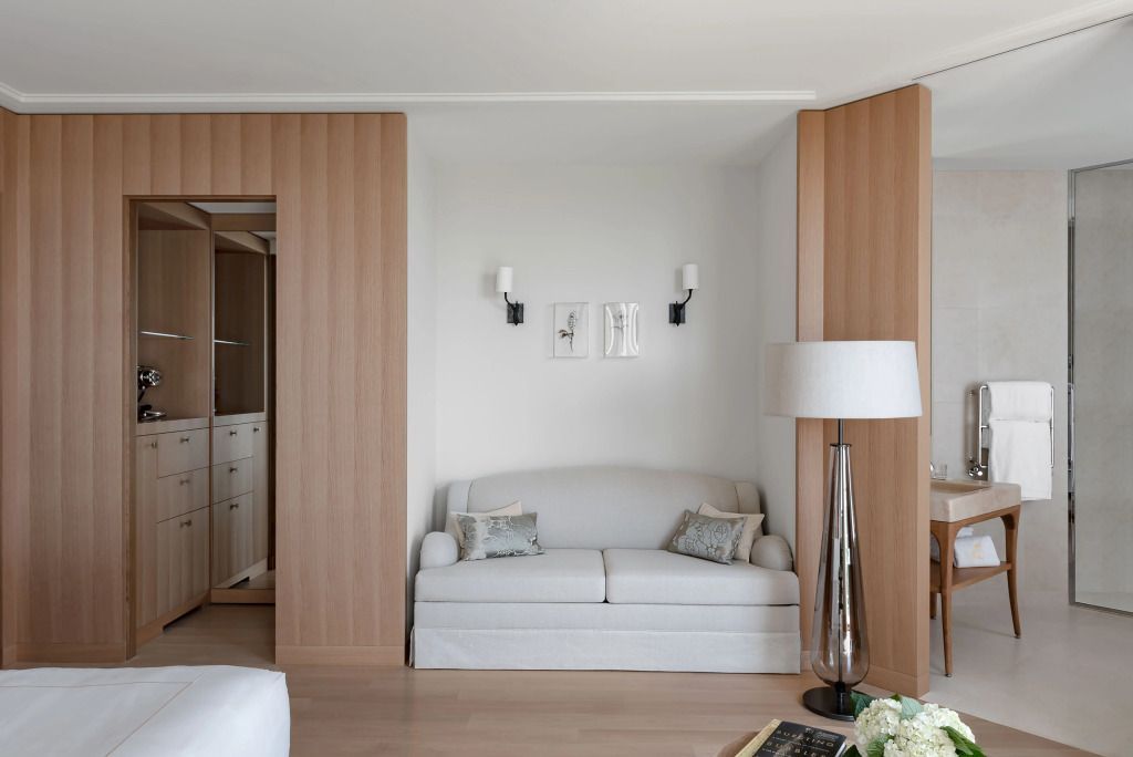 Elegantes Sofa mit weichen Kissen und Stehleuchte in einer stilvoll eingerichteten Suite