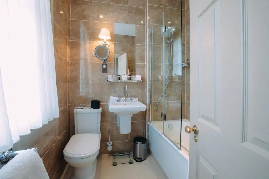 Modernes Badezimmer mit Badewanne und stilvoller Fliesenverkleidung