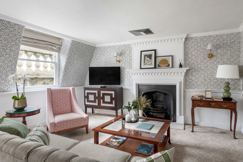 Klassisches Wohnzimmer mit Kamin und elegantem Sessel
