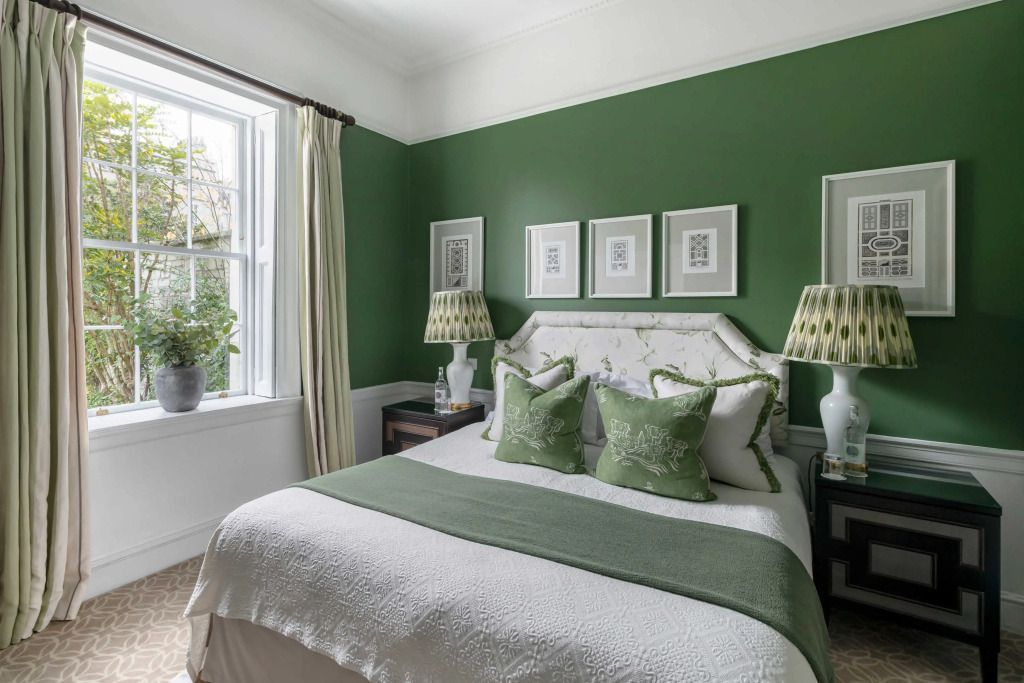 Gemütliches Schlafzimmer mit grünem Farbschema und elegantem Dekor