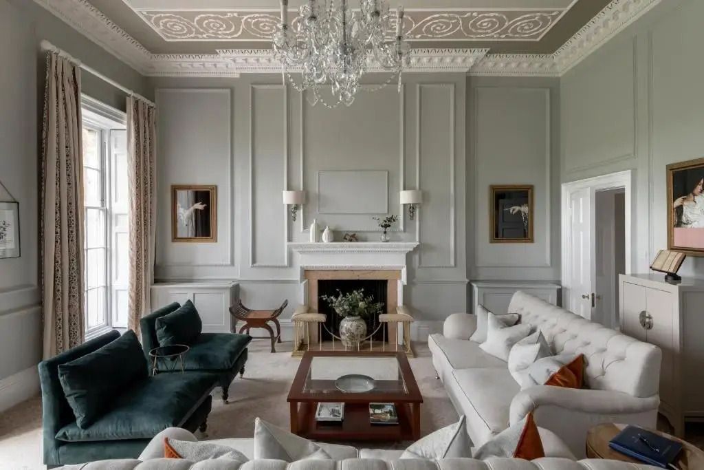 Großzügiger Wohnbereich mit eleganten Sofas und einem Kronleuchter