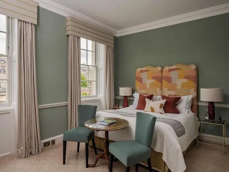 Elegant eingerichtetes Zimmer mit Doppelbett und klassischem Dekor