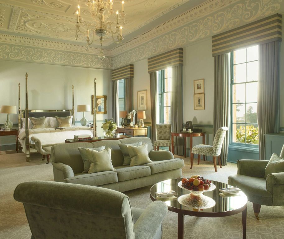 Luxuriös eingerichtete Suite mit Kronleuchter und Sitzecke im The Royal Crescent Hotel