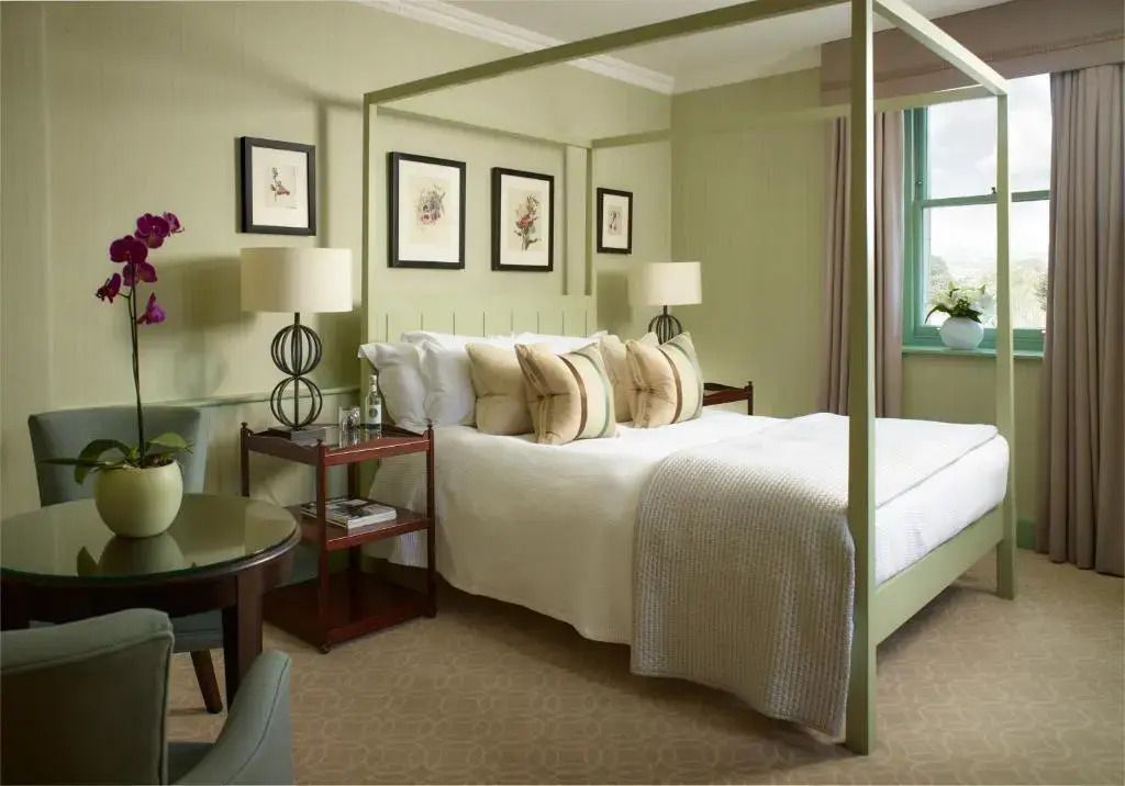 Elegantes Superior Doppelzimmer mit Himmelbett und geschmackvoller Dekoration.