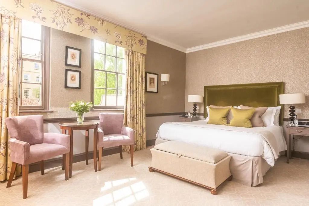Helles Superior Doppelzimmer mit Polstermöbeln und großem Bett.