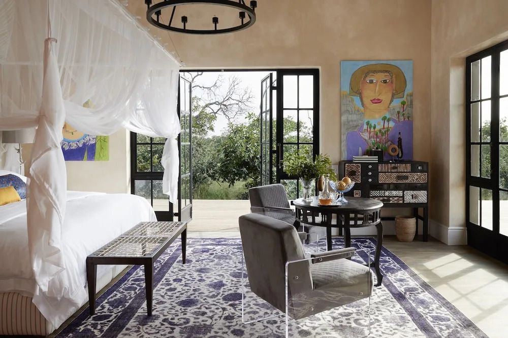 Helles Schlafzimmer mit Kunstbild und Holzdetails bei Royal Malewane