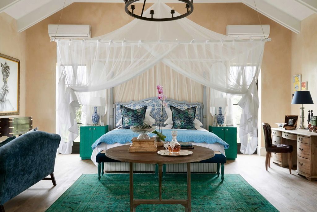 Luxuriöses Schlafzimmer mit Baldachin, eleganten Dekor-Elementen und grünen Akzenten