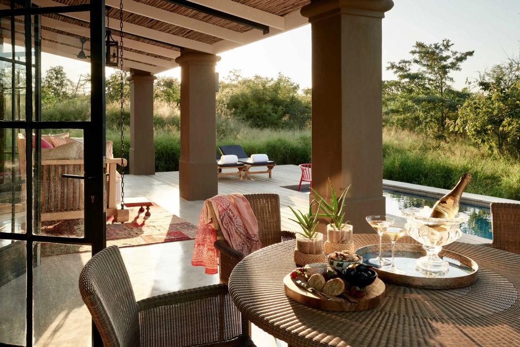 Geräumiger Balkon mit eleganter Sitzgelegenheit und Blick auf die Natur