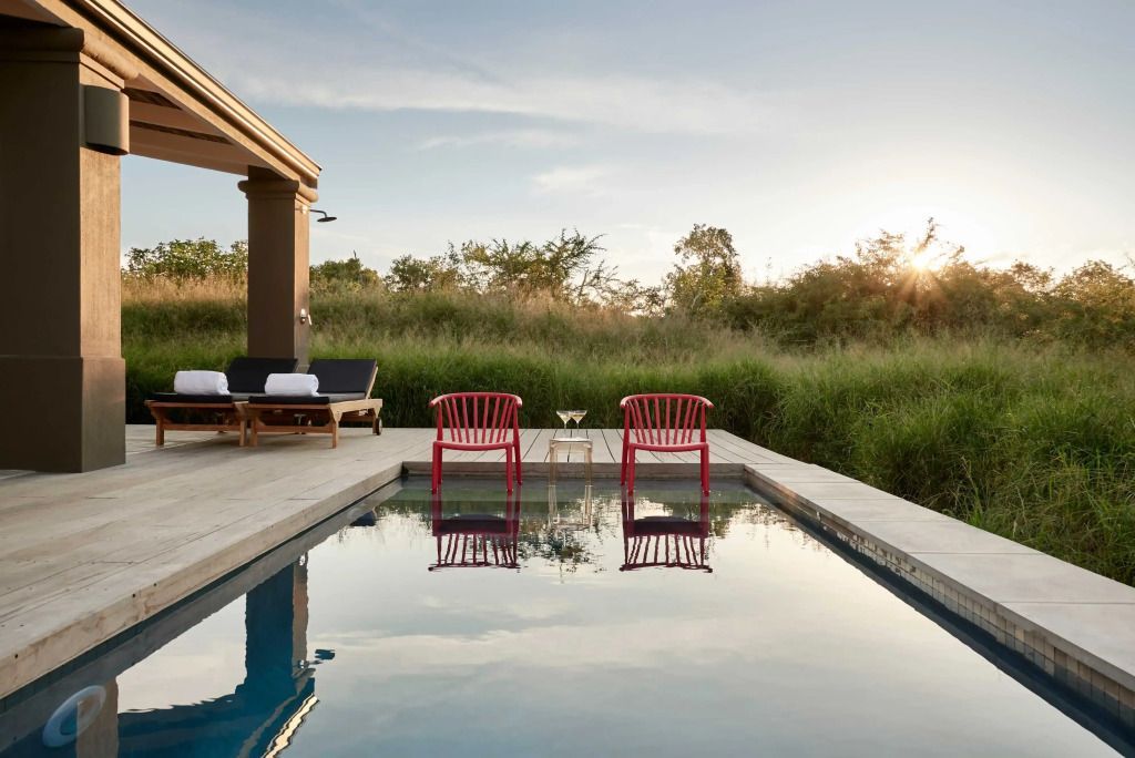 Privater Pool mit Liegestühlen und Aussicht in natürliche Umgebung