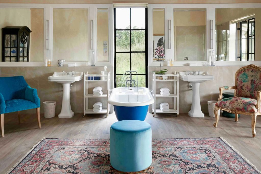 Elegantes Badezimmer mit freistehender Badewanne und zwei Waschbecken