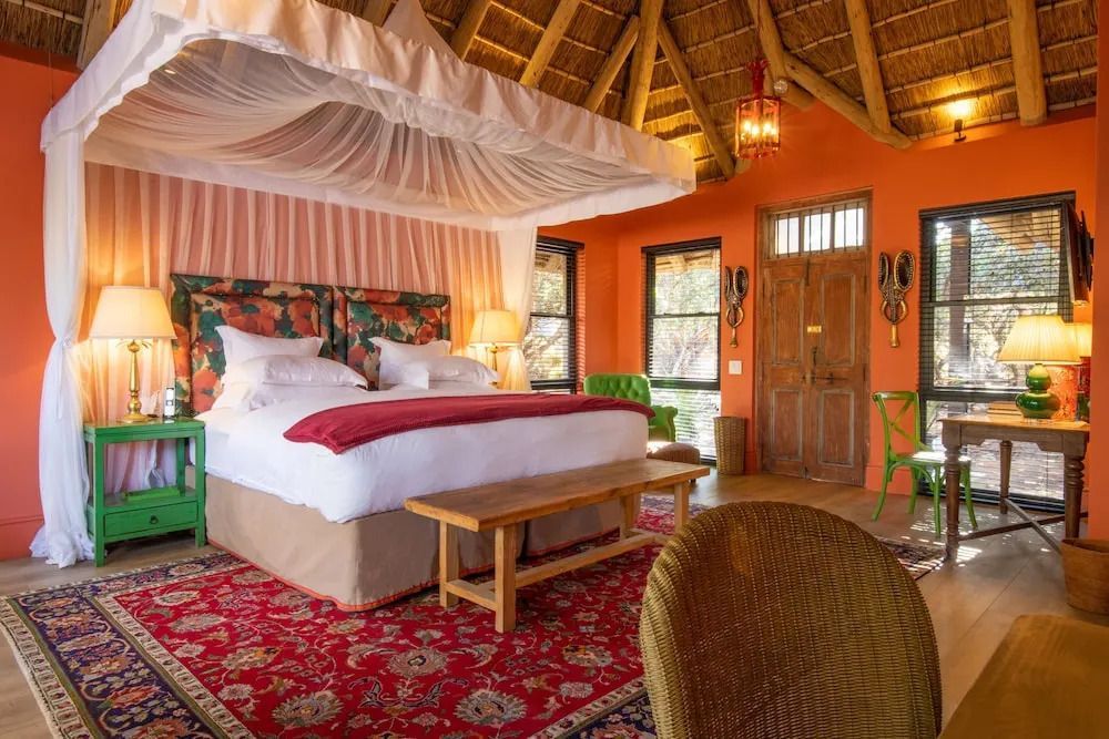 Luxuriöses Zimmer mit Himmelbett und stilvollem Dekor im Royal Malewane
