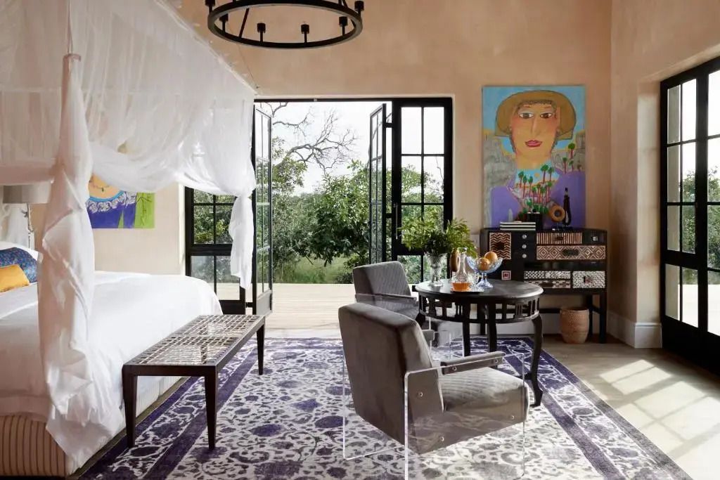 Luxuriöses Schlafzimmer mit offenem Fenster und Blick auf die Natur