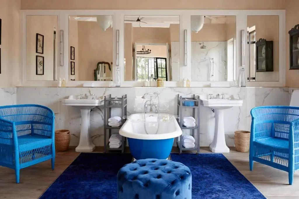 Hochwertiges Badezimmer mit freistehender Badewanne im luxuriösen Stil