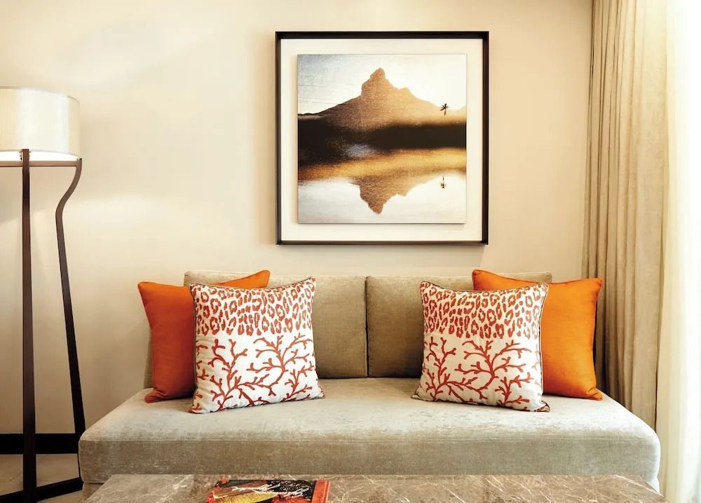 Elegantes Wohnzimmer mit kunstvoller Dekoration und stilvollen Kissen in der Grand Suite