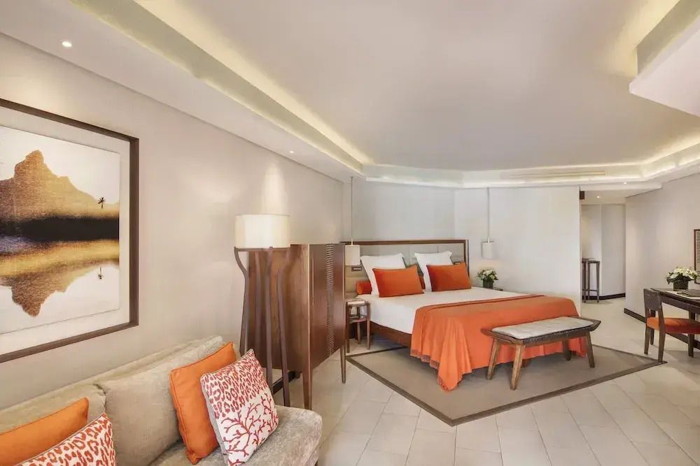 Modernes Schlafzimmer in der Grand Suite mit gemütlicher Beleuchtung und eleganten Holzmöbeln