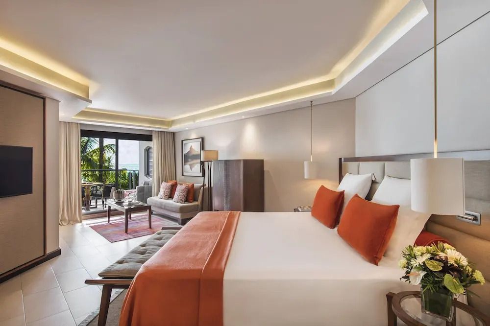 Großzügiges Schlafzimmer der Grand Suite mit komfortablen Möbeln und Zugang zur Terrasse