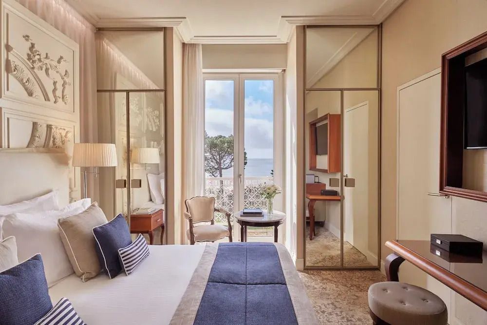 Zimmer mit Doppelbett und Meerblick, große Fenster mit Tageslicht im Hotel