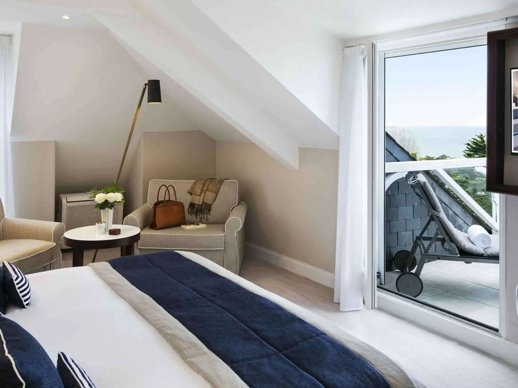 Elegante Junior-Suite mit Blick aufs Meer, komfortables Doppelbett und Balkon.