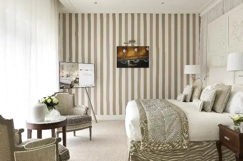 Elegantes Superior Doppelzimmer mit gestreifter Tapete und Doppelbett