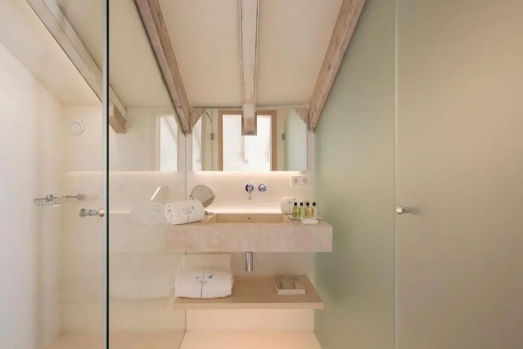 Stilvolles Badezimmer mit Naturholzdetails und modernen Armaturen