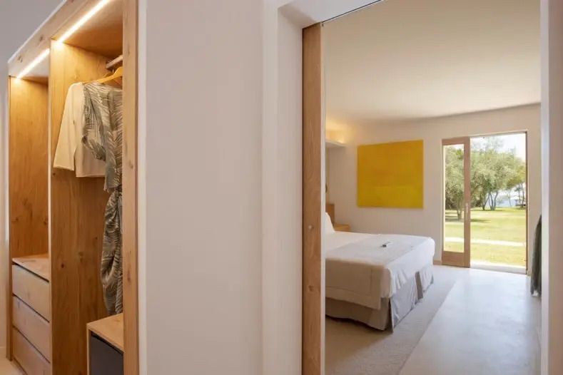 Modern eingerichtetes Schlafzimmer mit Blick auf den Garten