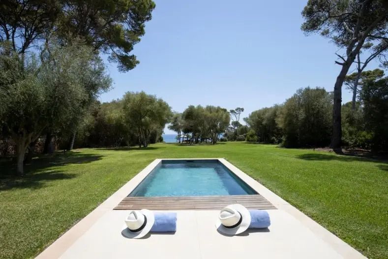 Privater Pool mit direktem Zugang zum Garten und Meerblick