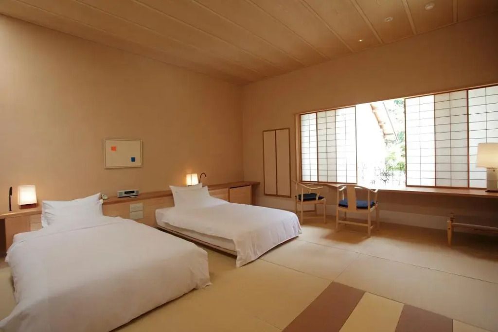 Geräumiges Deluxe Zimmer mit zwei Betten und traditionellem japanischen Design