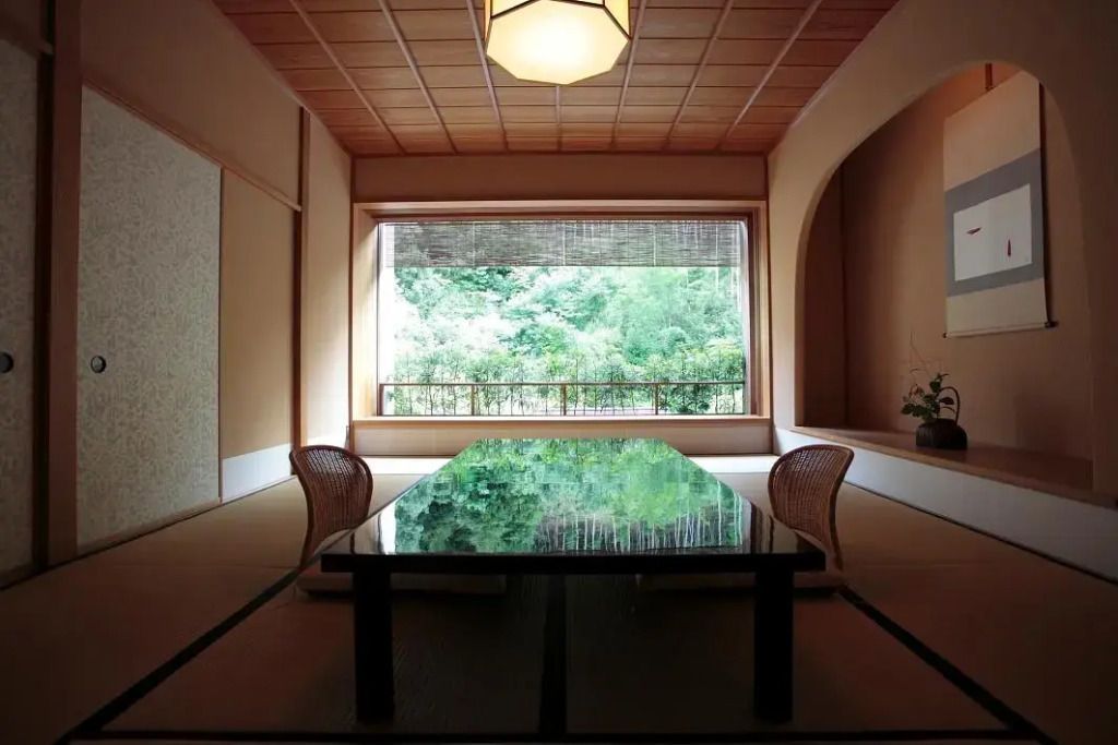 Traditioneller japanischer Raum mit niedrigem Tisch und Gartenblick