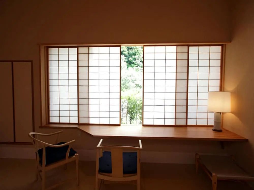 Schreibtisch mit Blick auf den Garten durch große japanische Fenster