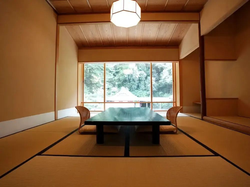 Japanische Sitzecke mit großem Fenster und Blick auf die Natur