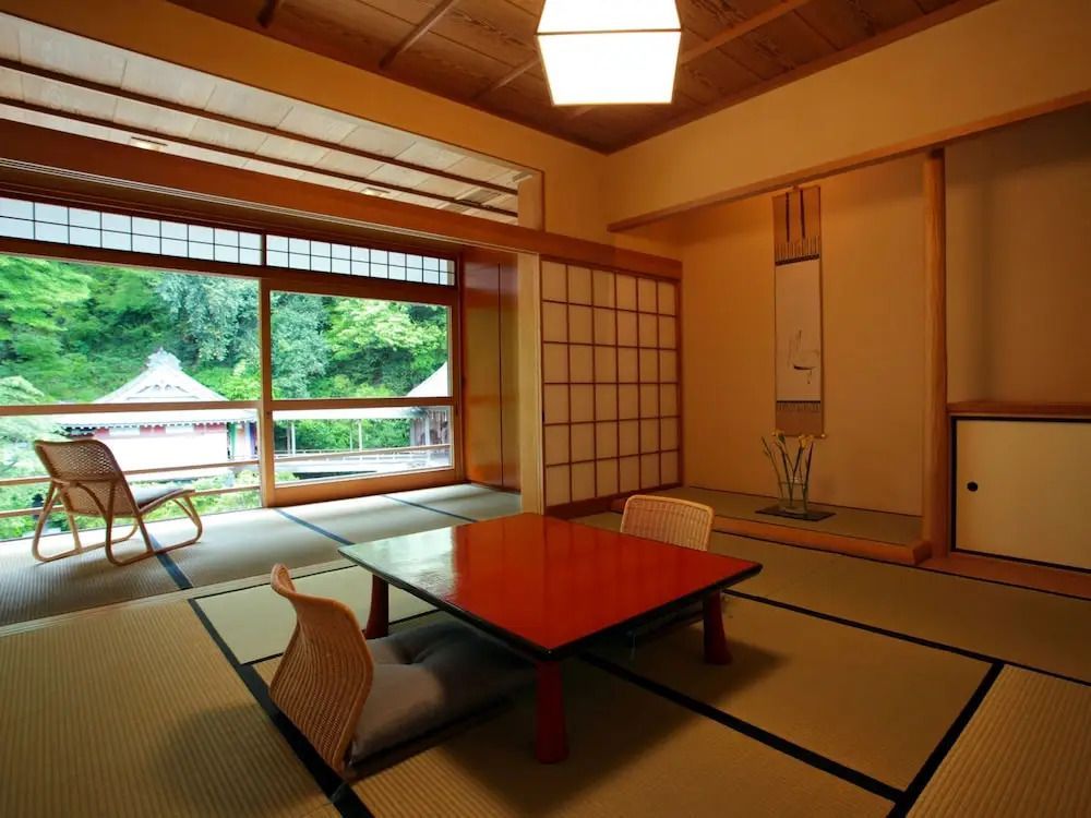 Traditionelles japanisches Zimmer mit Tatamiboden und Shoji-Paneelen