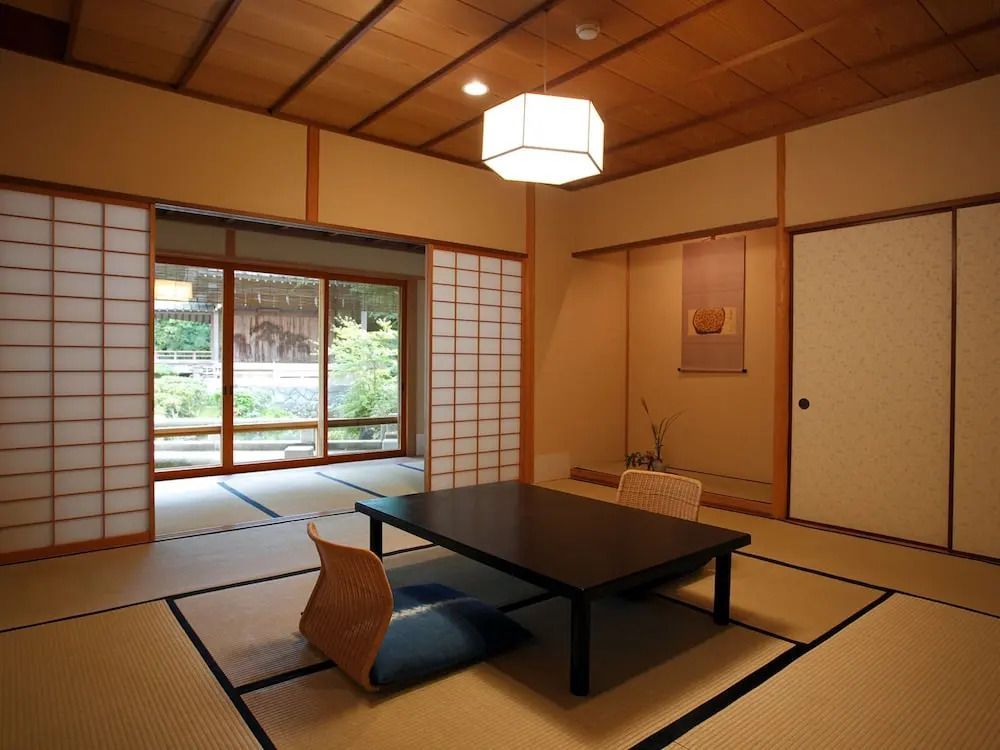 Tatami-Matten und minimalistische Einrichtung in einem stilvollen Zimmer
