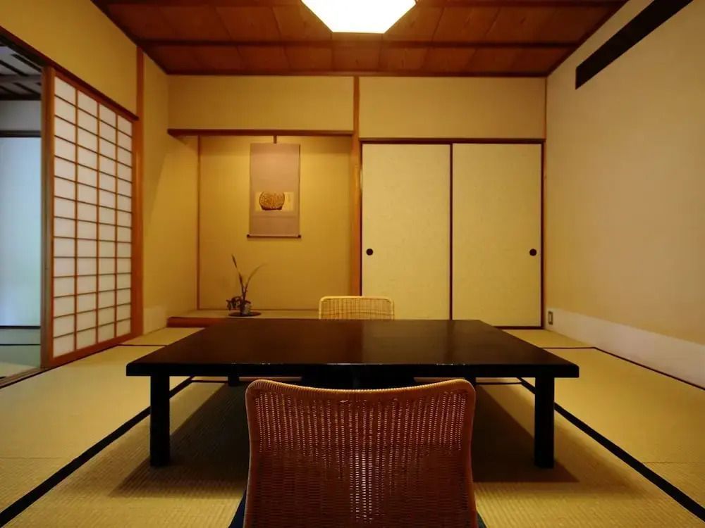 Blick auf modernen Essbereich mit traditioneller japanischer Ästhetik