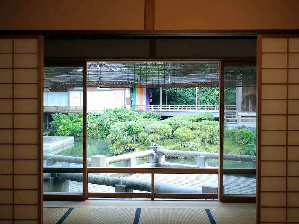 Panoramafenster mit Blick auf üppigen japanischen Garten