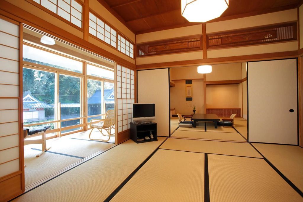 Traditionelle japanische Suite mit Tatamimatten und Schiebetüren