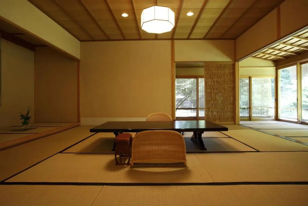 Traditionelle japanische Einrichtung mit minimalistischem Design