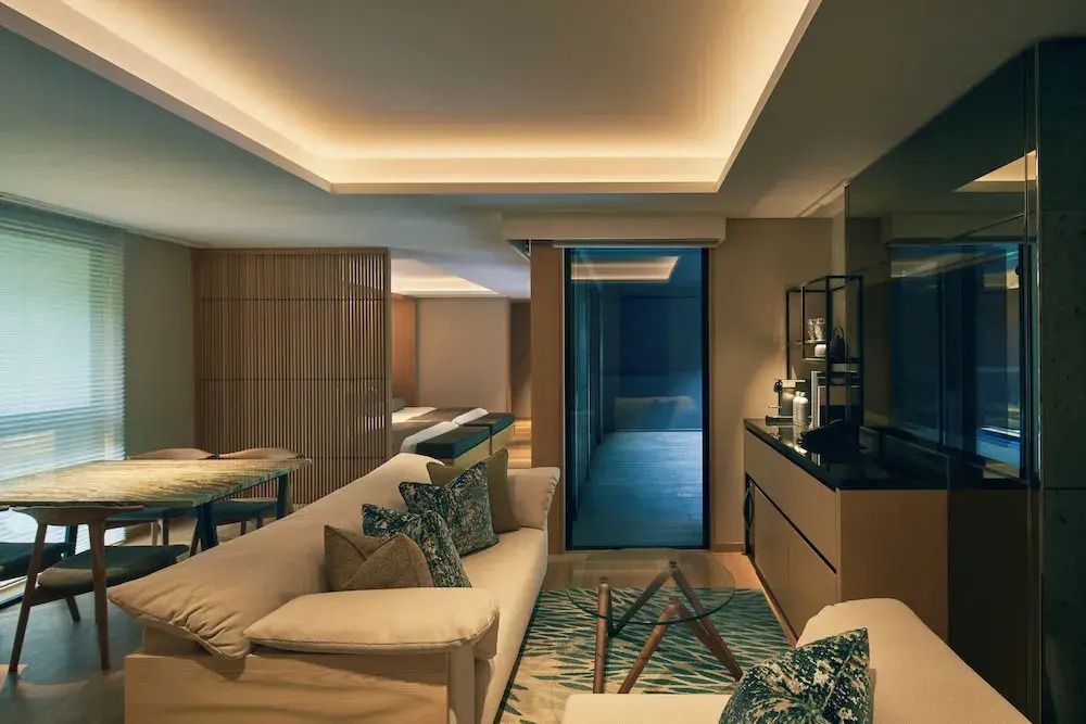 Elegantes Wohnzimmer mit gemütlichem Sofa und modernem Design