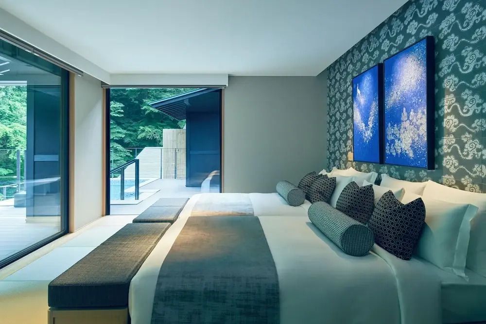 Schlafzimmer mit Doppelbett und Zugang zu einer privaten Terrasse