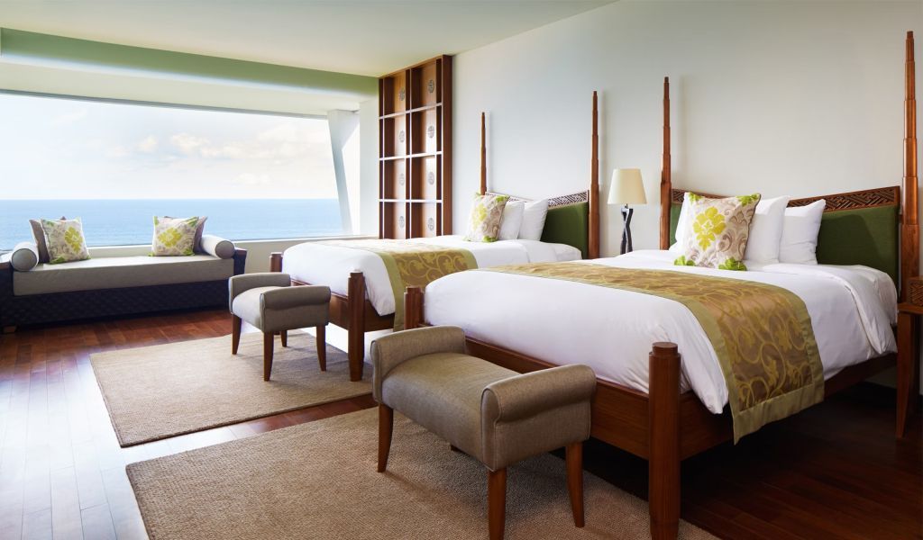Elegantes Schlafzimmer mit zwei Betten und Meerblick